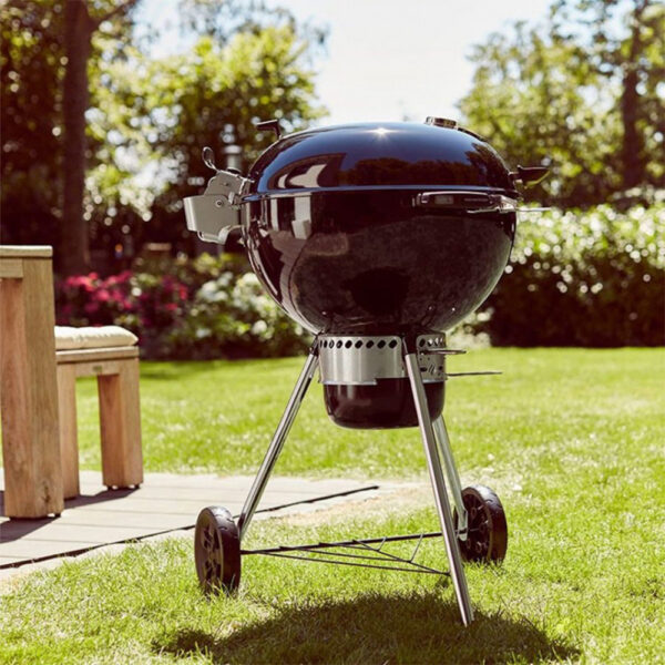 Угольный гриль Weber Master-Touch Premium E-5770 в черном цвете